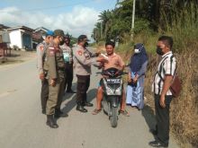 Disiplin Protokol Kesehatan, Polsek Kerumutan Bersama TNI dan Satpol PP Operasi Yustisi