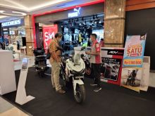 Keterangan Poto : Petugas pameran sedang melayani konsumen yang berkunjung