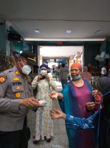 Kapolsek Bengkalis saat bagikan masker