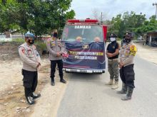 Cegah Wabah Covid-19, Polsek Langgam Lakukan Penyemprotan Disinfektan