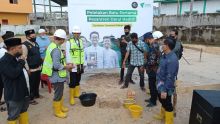Ustaz Abdul Somad saat peletakan baru pertama pembangunan pesantren Darul Hadist di Jalan Garuda Sakti bersama Dompet Dhuafa Riau