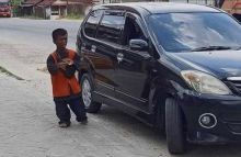 Sungguh Mulia, Juru Parkir Asal Duri Ini Sisihkan Uangnya Buat Pembangunan Mushalla (foto/riz) 