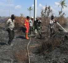 Terpantau di Aplikasi Lancang Kuning, Polsek Kuala Kampar Lakukan Pendinginan Titik Hotspot