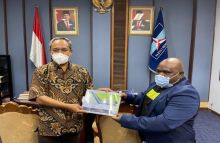 Ketua Fraksi Demokrat MPR RI, Dr. Benny K. Harman Menerima Natalius Pigai di Kompleks Senayan. Foto: Twitter/@NataliusPigai2