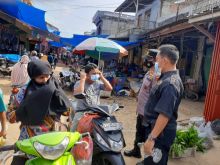 Blusukan ke Pasar Tradisional Ukui, Kapolsek Himbau Protokol Kesehatan dan Bagikan Masker ke Pengunjung