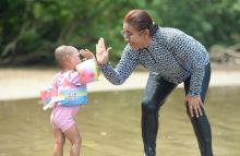 Susi Pudjiastuti saat berada di pantai. Foto: Twitter/@susipudjiastuti