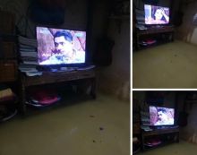 Tak Ingin Ketinggalan Sinetron, Emak-emak Ini Rela Nonton Ikatan Cinta di Tengah Banjir (foto/int) 