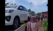 Beberapa mobil yang dibawa dengan truk towing setelah diborong warga satu kampung di Tuban, Jawa Timur. Foto: int 