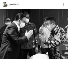 Karni Ilyas saat menyambut Gubernur DKI Jakarta, Anies Baswedan pada HUT TV One. (Foto: IG Karni Ilyas @presidenilc)