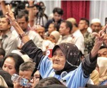 Mbah Roisyah ketika membentangkan kedua tanggannya salam dua jari kepada Prabowo-Sandi