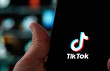 Ilustrasi penggunaan Tik Tok. Foto: Atlatic Council