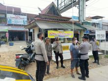 Polsek Pangkalan Kuras kontrol pos PPKM dan Bagikan Masker Kepada Warga