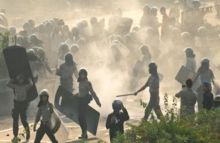 Polisi meredam konflik Sampit-Madura. Foto: Bombastis.com