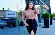 Claudia Ardelean yang dipecat dari pekerjaannya karena dituding hanya mengandalkan kecantikan. Foto: int/facebook. 