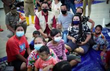 Gubernur DKI Jakarta, Anies Baswedan mengunjungi warga di posko pengungsian dan dapur umum di GOR Otista, Jakarta Timur. (Foto: Instagram Anies Baswedan)