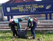 Mapala Polbeng saat bersih bersih sampah