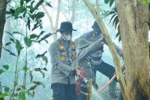 Kapolres Inhil Turun Langsung Berjibaku Padamkan Karhutla di Desa Sekawan (foto/rgo) 