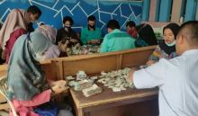 Proses penghitungan uang Rp82 juta yang disimpan dalam karung. Foto: antaranews.com