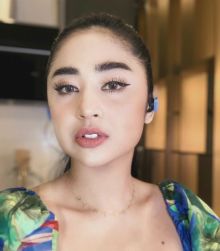 Instagram: dewi persik