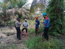 Polsek Kerumutan Bersama Koramil 15 KK dan RPK perusahaan PT SLS Melaksanakan Patroli dan Sosialisasi Cegah Karhutla  Personil Polsek Kerumutan Bripka Rahmad bersama Anggota Koramil 15 KK, RPK Perusahaan PT Sari lembah Subur melaksanakan kegiatan patroli dan Sosialisasi Maklumat Kapolda Riau tentang