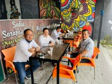 Bupati Meranti M Adil saat berdiskusi dengan dosen FH Unilak