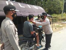 Berjaga di Posko Covid-19, Personel Polsek Kerumutan Awasi Prokes