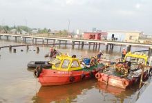 Petugas PT CPI memasang oil boom untuk mencegah penyebaran dan mengambil tindakan-tindakan yang diperlukan untuk mengisolasi dan mengumpulkan tumpahan.