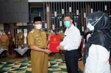 Wardan Serahkan SK Pengangkatan PPPK Bagi 144 Orang di Lingkungan Pemkab Inhil (foto/rgo) 