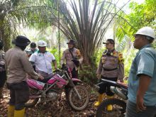 Kapolres Pelalawan Bersama Personil Gabungan Bersinergi Memadamkan Titik Api di Teluk Meranti