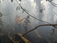 Polsek Kuala Kampar Lakukan Pendinginan Titik Api di Desa Teluk