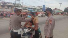 Personil Polsek Pangkalan Kuras Kembali Kontrol Pos PPKM dan Bagikan Masker Kepada Warga