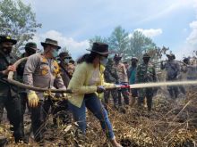 Kapolda dan istri saat padamkan api karhutla di Rupat