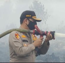 Sepekan Turun Memadamkan Karhutla, JMGR Pelalawan Apresiasi Kapolres Indra (foto/Ardi) 