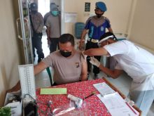 Personil Polsek Bunut Laksanakan Vaksinasi Covid-19