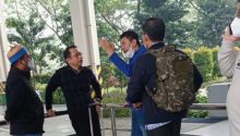 Mantan kader senior Partai Demokrat Marzuki Alie yang 'disergap' Wasekjen Partai Demokrat Jansen Sitindaon saat berada di Bandara Kualanamu, Medan. Foto: int  