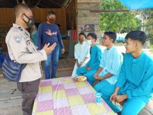 Polsek Teluk Meranti Imbau Prokes Kepada Sejumlah Siswa Yang Sedang Berkumpul