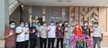Pengurus PWI dan jajaran kantor imigrasi Pekanbaru foto bersama