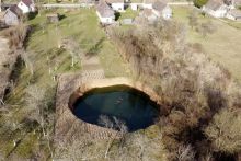 Ratusan sinkhole atau lubang ke dalam bumi muncul setelah gempa