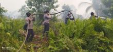 Polsek Kuala Kampar Lakukan Pendinginan Titik Api di Desa Teluk Beringin