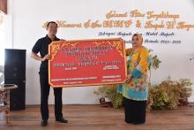 Bupati Bengkalis Kasmarni saat menerima hibah tanah 2 Hektar lahan