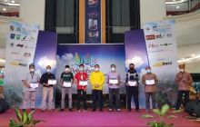 Pemberian penghargaan kepada pendukung acara dan media partner