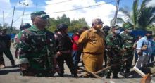 Wakil Bupati Mimika Johannes Rettob bersama Dandim 1710 Mimika Letkol Inf Yoga Cahya Prasetya menemui massa yang memblokade ruas jalan poros Timika-Pelabuhan Pomako, Senin (8/3/2021). Foto: ANTARA/Evarianus Supar