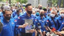 Sejumlah pengurus Partai Demokrat ikut mendampingi AHY saat mendatangi Kantor Kemenkumham guna menuntut menoloak KLB Deliserdang. Foto: int 