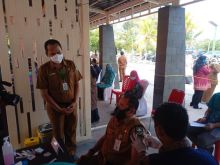 Sekda Bengkalis saat di vaksinasi