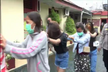 Remaja wanita yang diamanakan petugas