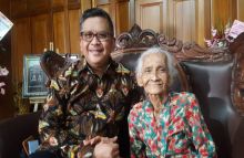 Hasto Kristiyanto dan ibu. Foto: Liputan6.com