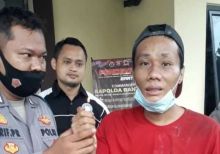 Pria yang diduga mengidap penyakit jiwa diamankan polisi karena diduga melakukan aksi pembakaran Alquran. Foto: int 