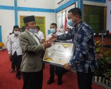 Bupati Pelalawan, H M Harris memberikan penghargaan CSR Terbaik kepada PT RAPP yang diwakili oleh CD Head PT RAPP, BR Binahidra Logiardi di  Gedung Daerah Datuk Laksemana Mangkudiraja, Pangkalan Kerinci, Rabu (10/3/2021) (foto/ist) 