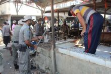 Kodim 0314 Inhil Turunkan Personil Back Up Satpol PP Tertibkan Bangunan Liar (foto/rgo) 