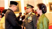 Susilo Bambang Yudhoyono saat berjabatan tangan dengan Moeldoko